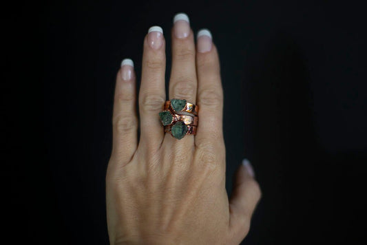 Octahedron green fluorite ring in copper || handmade bohemian crystal ring || cinnamon dreams studio collection