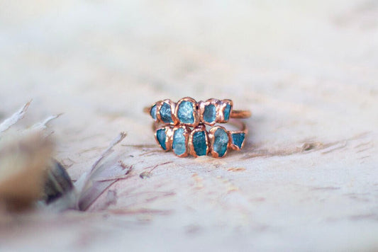 Multistone blue apatitie ring || pale and dark raw blue apatite ring || cinnamon dreams || stacker ring || stacking rings
