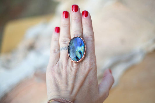 Blue fire labradorite ring || handmade statement ring || chunky crystal ring || cinnamon dreams