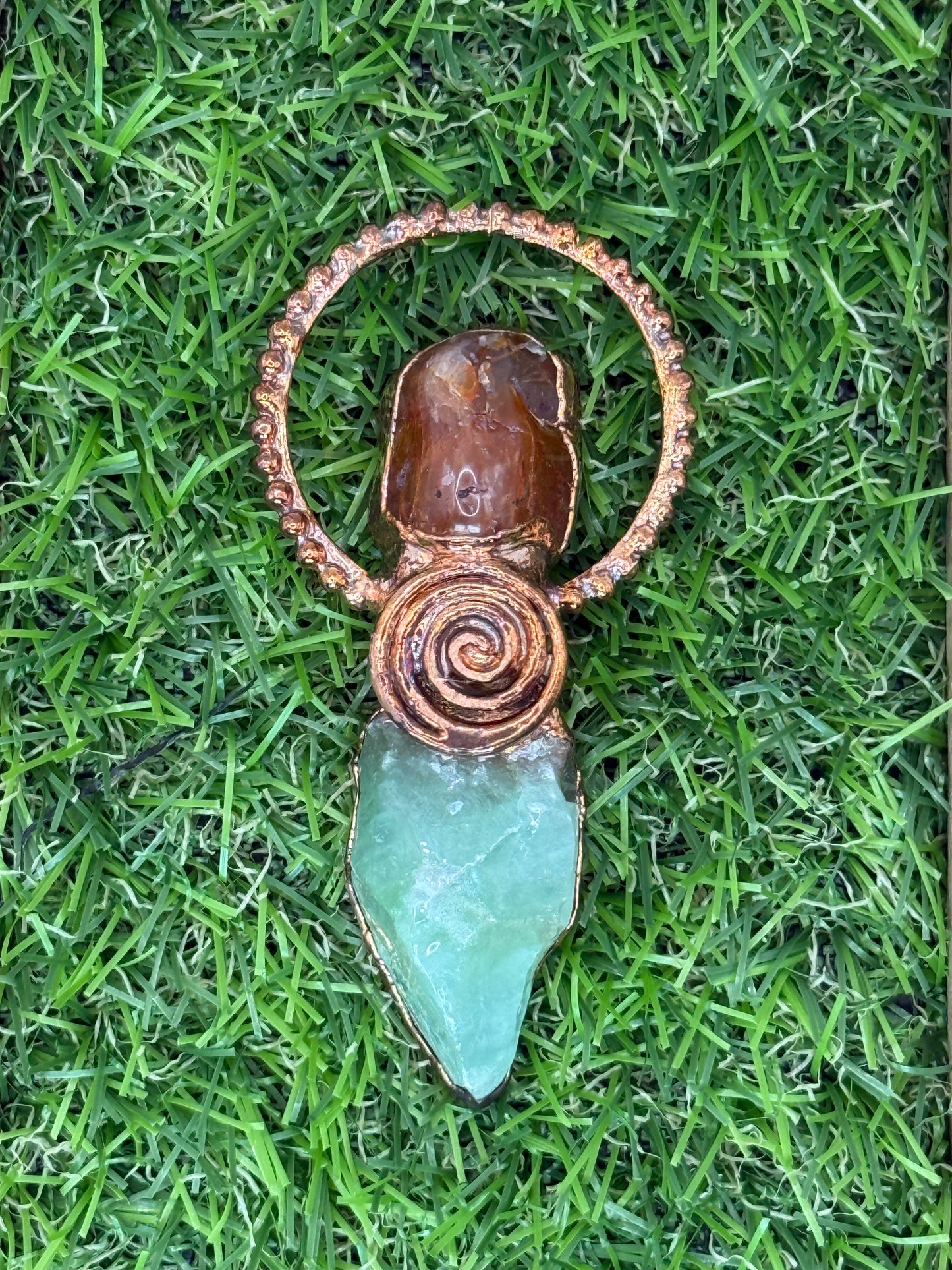 Crystal pendant with carnelian and green calcite in copper swirl – handmade boho jewellery.