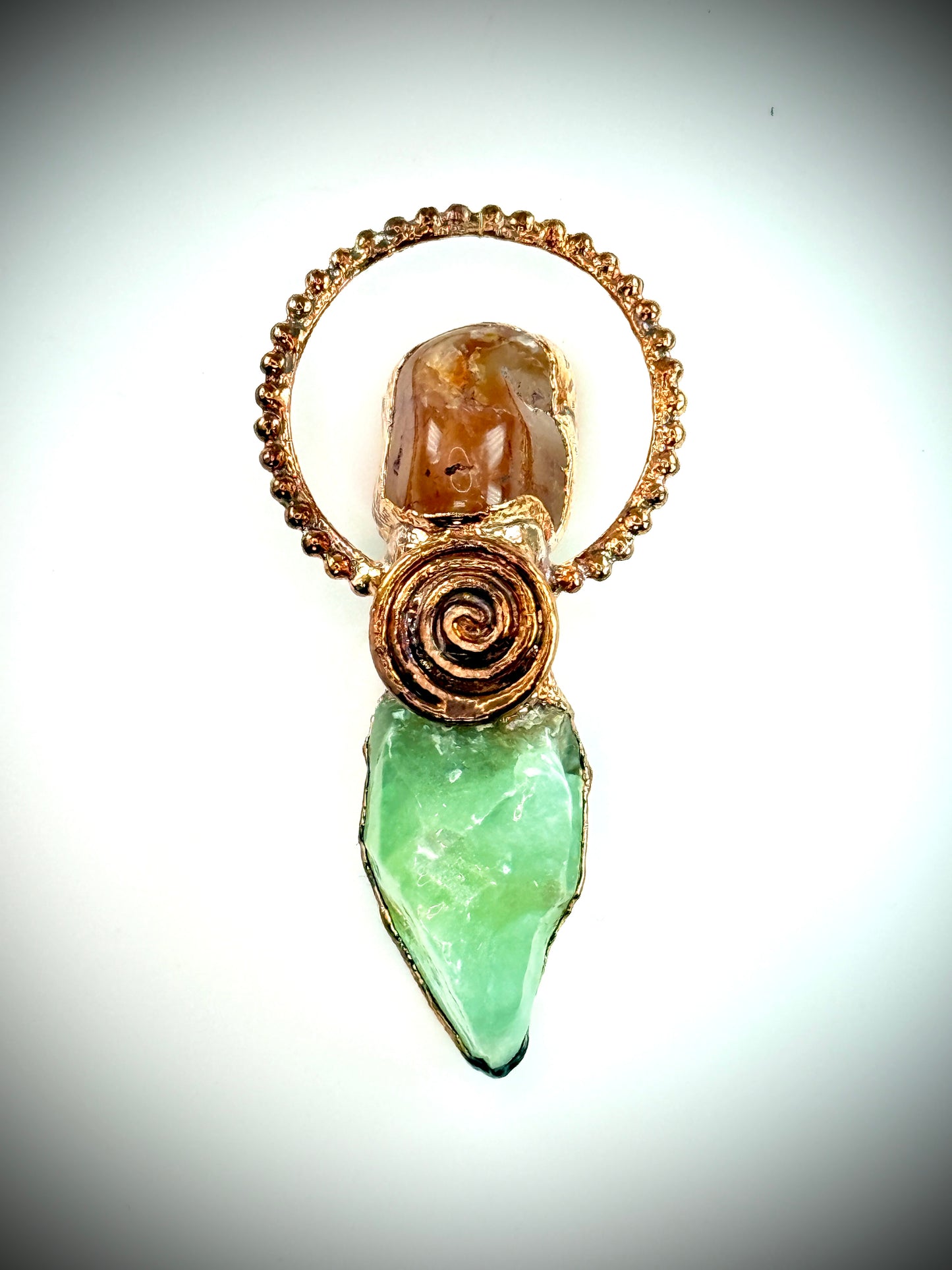 Crystal pendant with carnelian and green calcite in copper swirl – handmade boho jewellery.