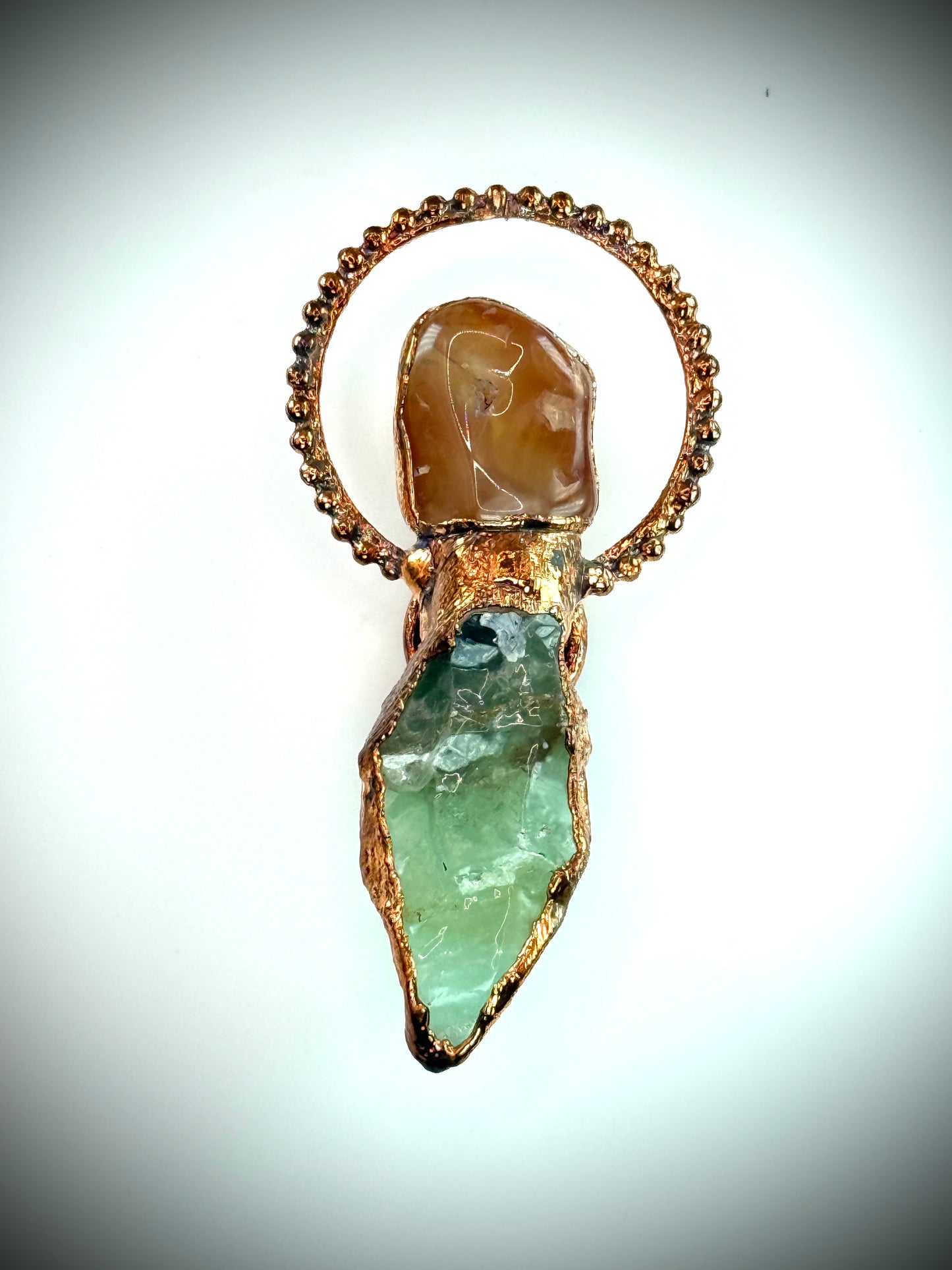 Crystal pendant with carnelian and green calcite in copper swirl – handmade boho jewellery.