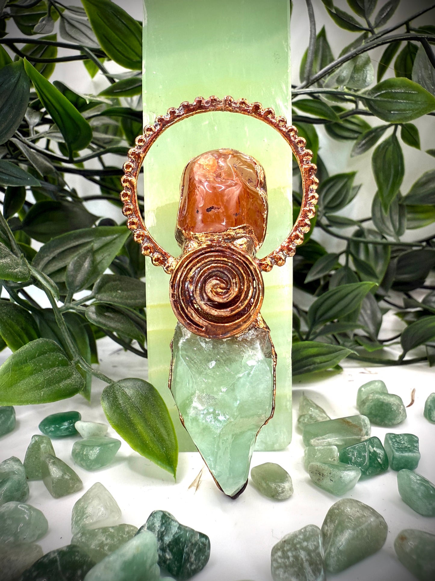 Crystal pendant with carnelian and green calcite in copper swirl – handmade boho jewellery.