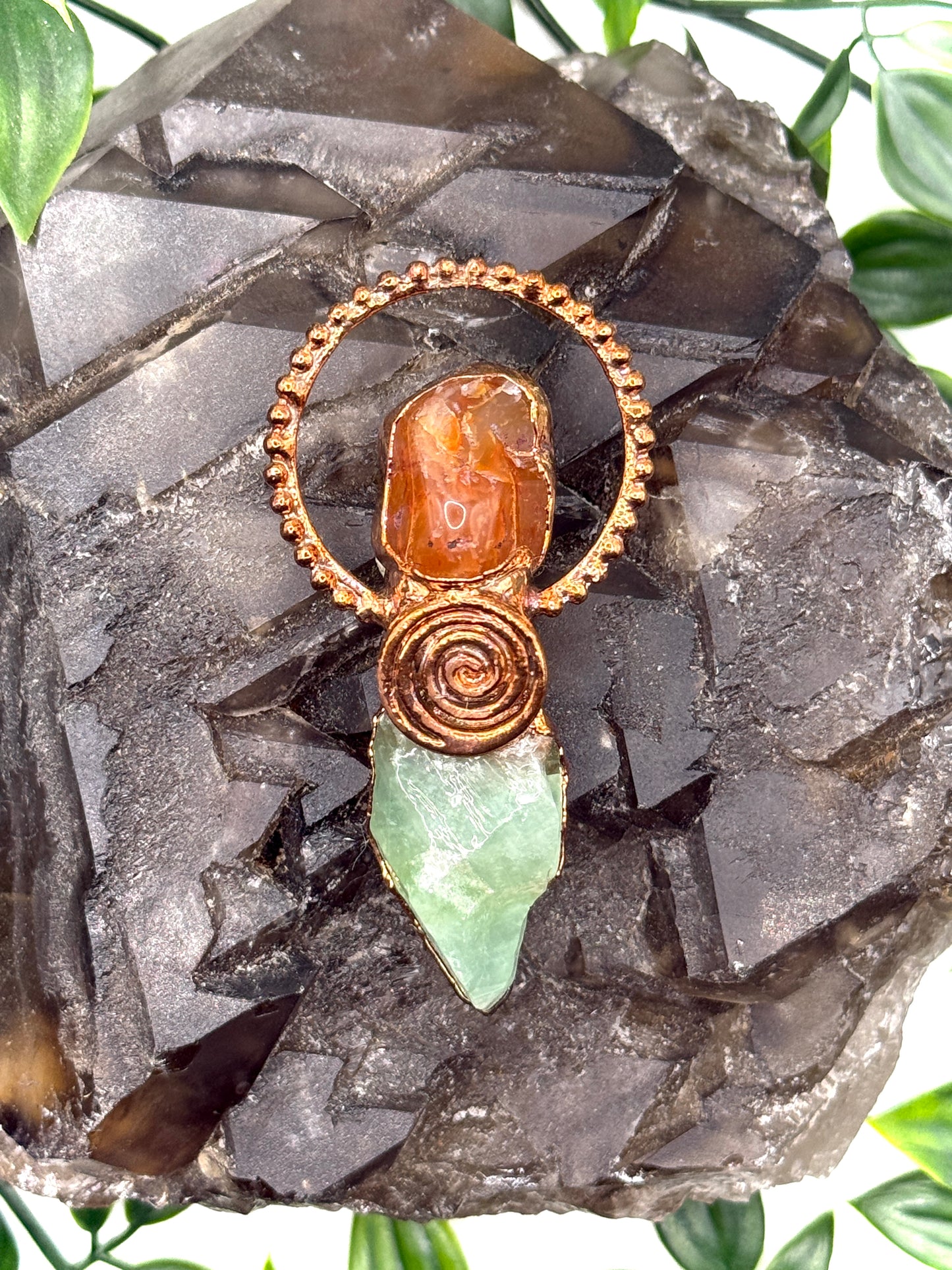 Crystal pendant with carnelian and green calcite in copper swirl – handmade boho jewellery.
