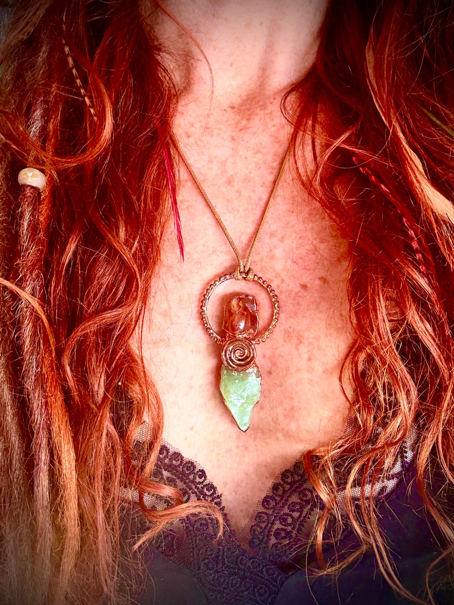 Crystal pendant with carnelian and green calcite in copper swirl – handmade boho jewellery.