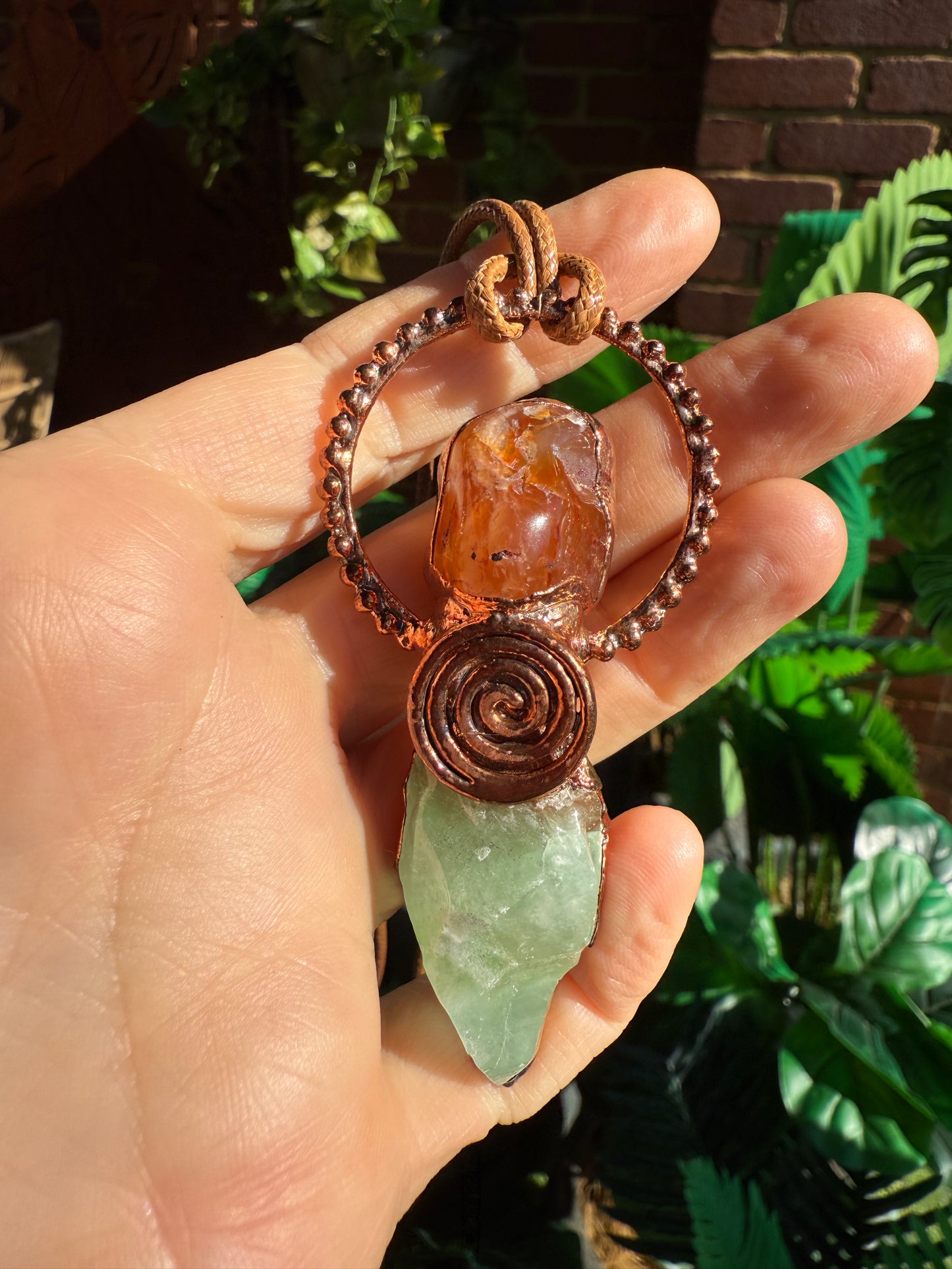 Crystal pendant with carnelian and green calcite in copper swirl – handmade boho jewellery.
