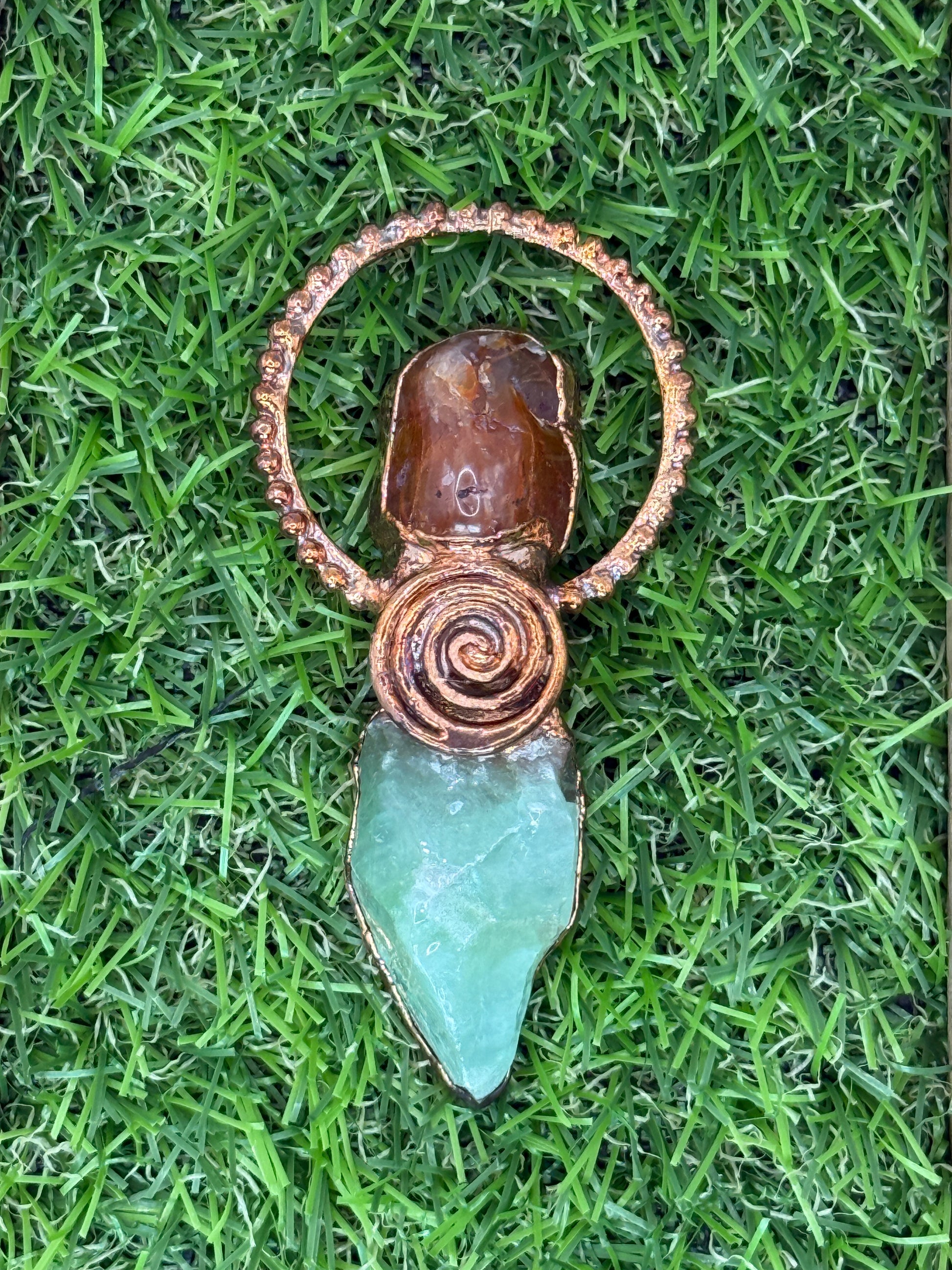 Crystal pendant with carnelian and green calcite in copper swirl – handmade boho jewellery.