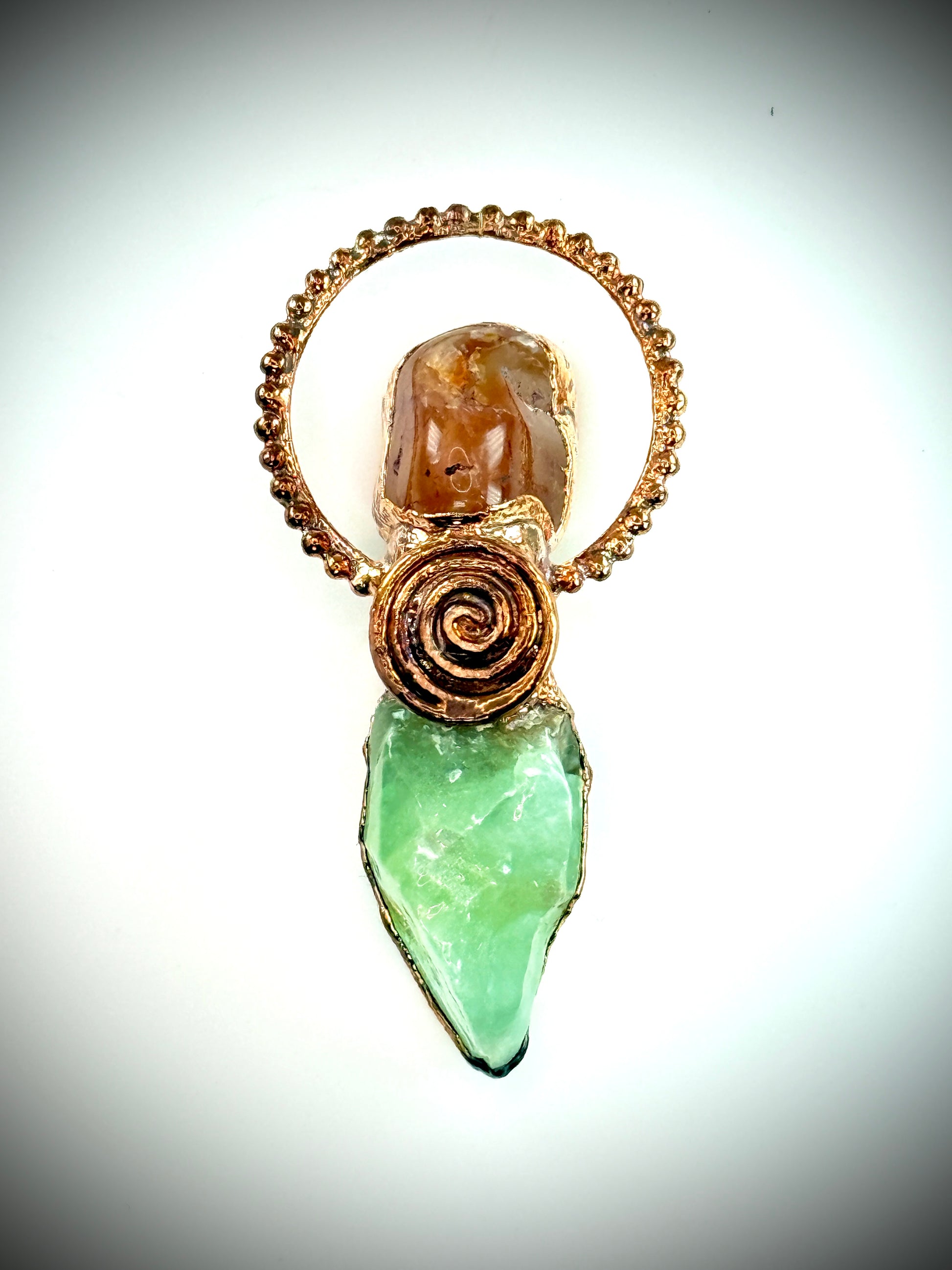 Crystal pendant with carnelian and green calcite in copper swirl – handmade boho jewellery.
