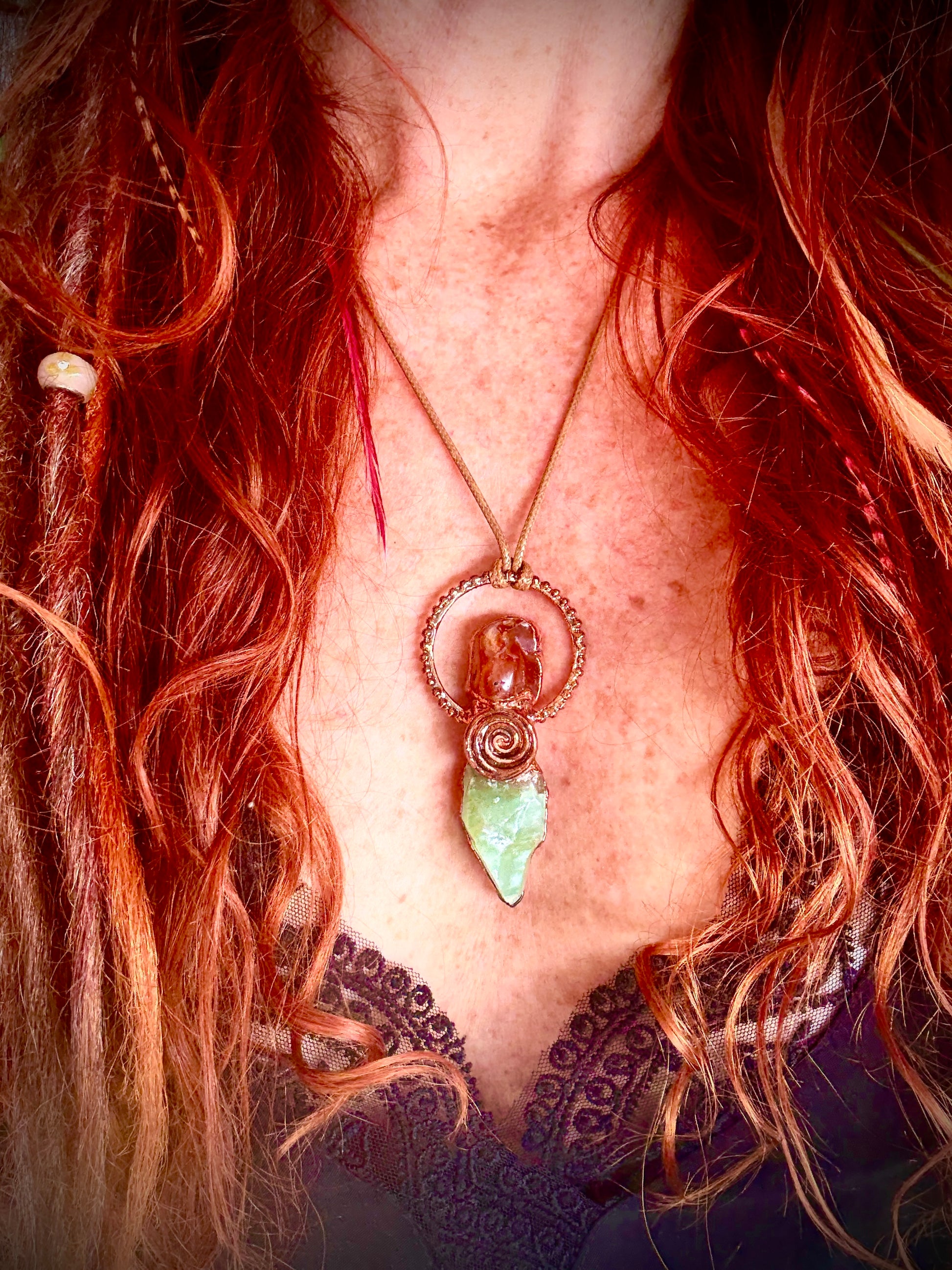 Crystal pendant with carnelian and green calcite in copper swirl – handmade boho jewellery.