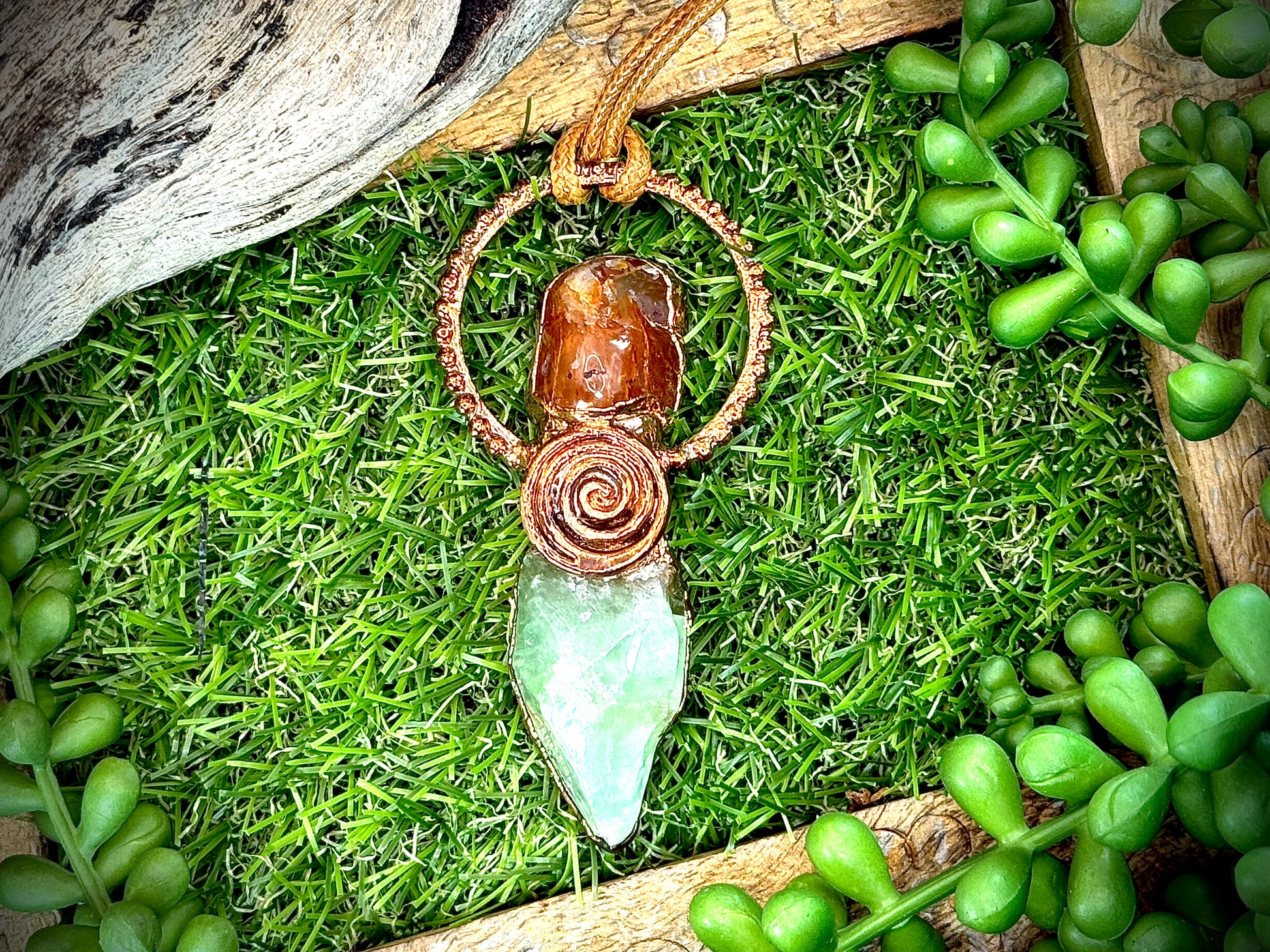 Crystal pendant with carnelian and green calcite in copper swirl – handmade boho jewellery.