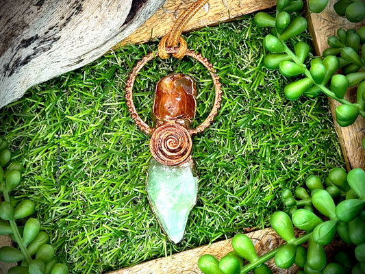 Crystal pendant with carnelian and green calcite in copper swirl – handmade boho jewellery.