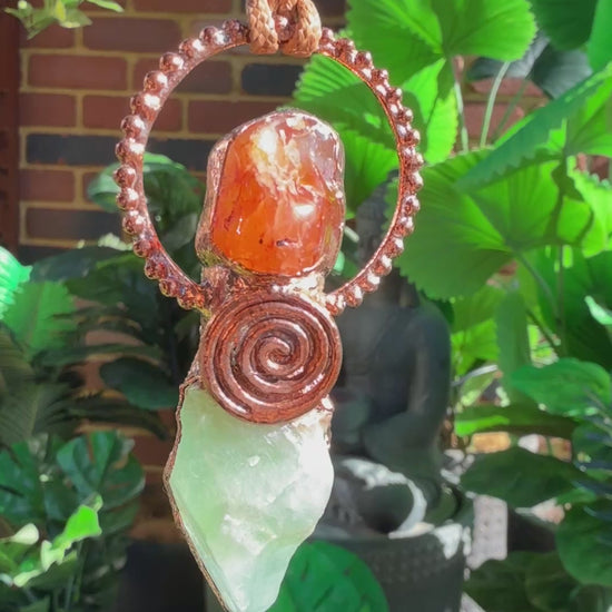 Crystal pendant with carnelian and green calcite in copper swirl – handmade boho jewellery.