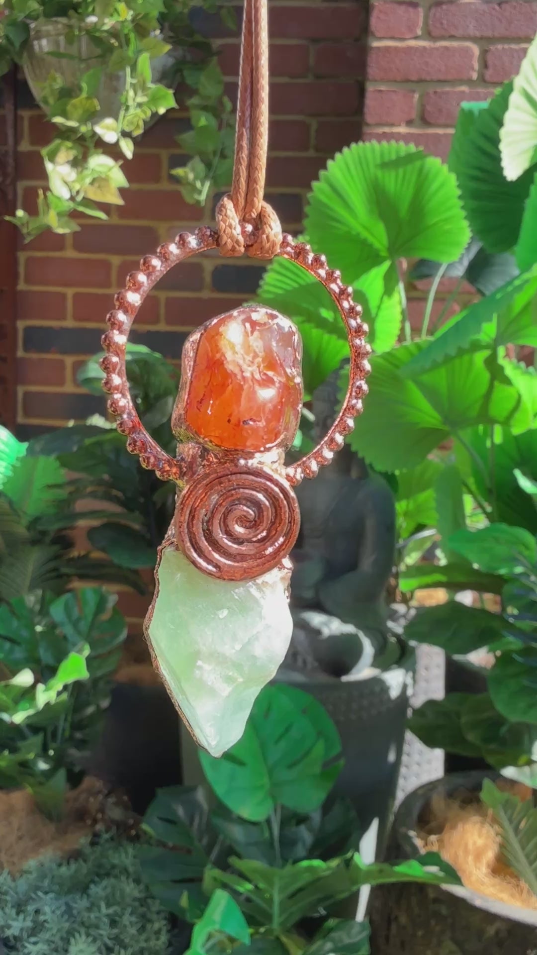 Crystal pendant with carnelian and green calcite in copper swirl – handmade boho jewellery.